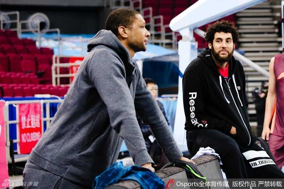 射手朱彦西正在进行着标志性的三分球训练，他神情专注，肌肉线条分明。在这个决定生死的赛季里，他的每一记三分都承载着北京球迷对胜利的渴望。