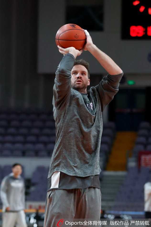 贺希宁在底角准备出手，年轻的脸庞上写满了对胜利的渴望和对细节的专注。