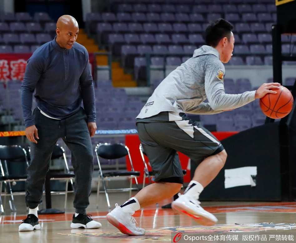 全队围拢在一起，马布里站在中间振臂高呼，这一刻他们不只是队友，更是并肩作战的兄弟。