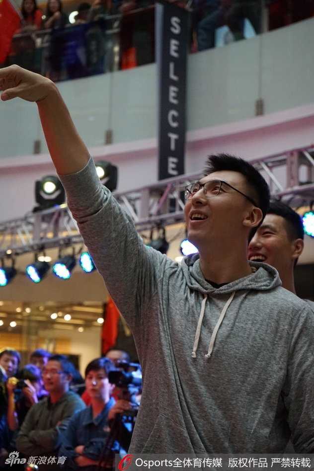 四位球员并肩而立，背景是热情的球迷海洋，这一刻团队的力量与球迷的支持交织成一幅动人的画面。