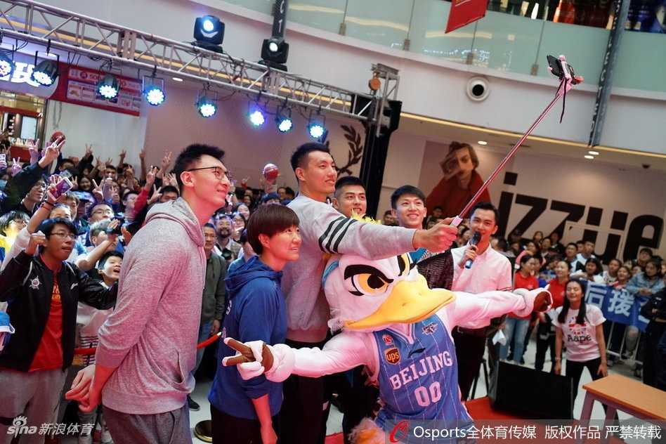 刘晓宇、方硕、翟晓川、吉喆一同举手向球迷致意，现场闪光灯如繁星点点，记录下这充满希望的新起点。