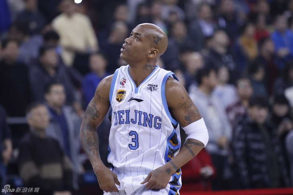 京城篮球铁血记忆 吉喆旱地拔葱,单臂扬起送出遮天蔽日的大帽,捍卫北京禁区。