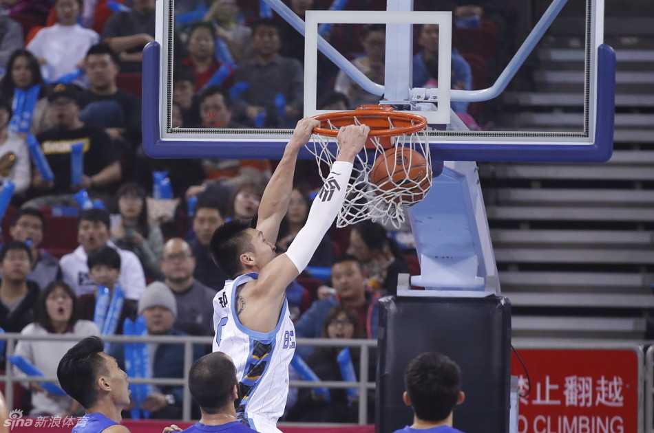 京城篮球铁血记忆 马布里在重围之中以一敌众,强行突破上篮,眼神坚毅如铁。