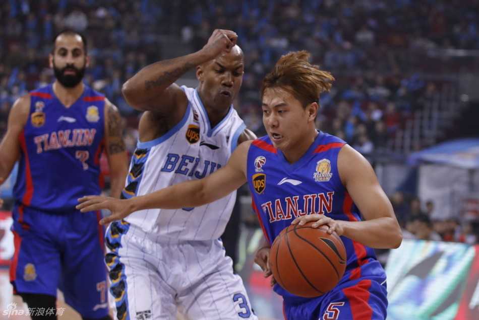 京城篮球铁血记忆 年轻后卫史仪犹如灵猫般穿梭防线,完成一次精彩的低手上篮。