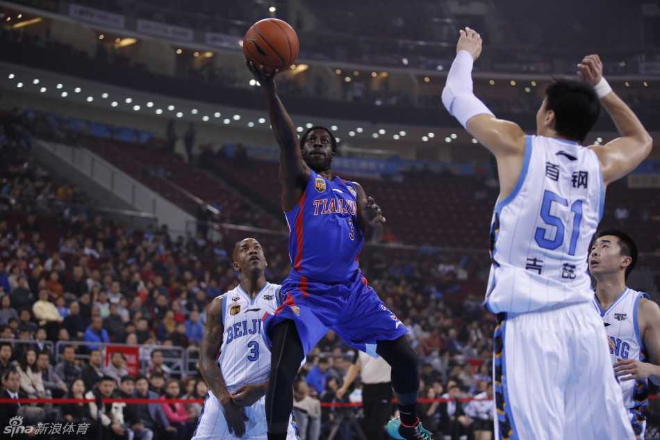 京城篮球铁血记忆 马布里侧翼持球,面对防守悍将跃起抛投,皮球划出优美弧线直奔篮筐。