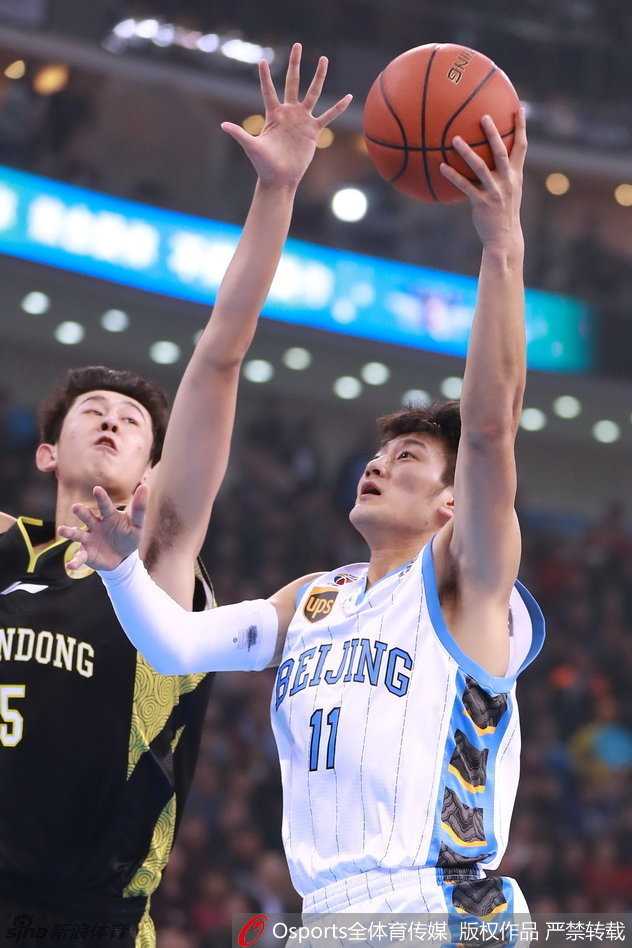 马布里面对防守强行突破上篮，虽然遭遇拉拽依然眼神坚定，尽显“政委”本色。