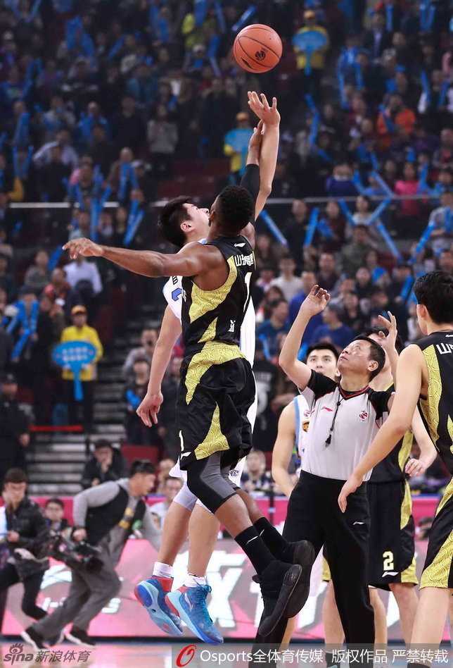 杰瑞特双手大力灌框，表情狰狞霸气十足，虽然只是“救火队员”却打出了正印中锋的气势。