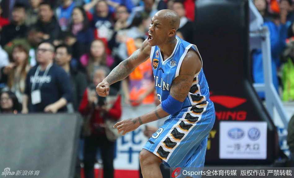 四十岁的马布里在这场生死战中犹如天神下凡，他紧握篮球直面上海队的重重防线，眼神中满是杀伐决断的坚毅。