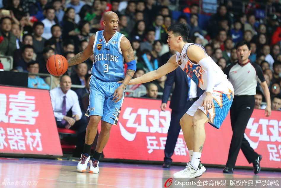 上海队外援“弗神”弗雷戴特强行持球突破，面对首钢的铜墙铁壁，他的脸上写满了无奈与焦急。