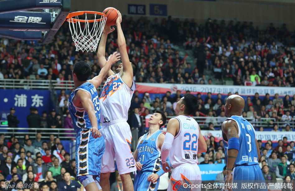 吉喆寸步不离地看防曾文鼎，从三分线顶到禁区深处，用顽强的卡位化解了对手的篮下单打。