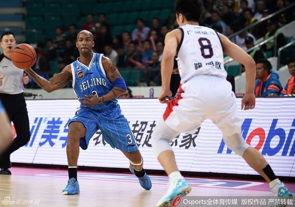 张庆鹏如猛虎下山般横亘在赛场上，他奋力倒地，手臂如同铁钳伸向滚动的篮球，每一次拼抢都燃烧着对胜利的极致渴望。