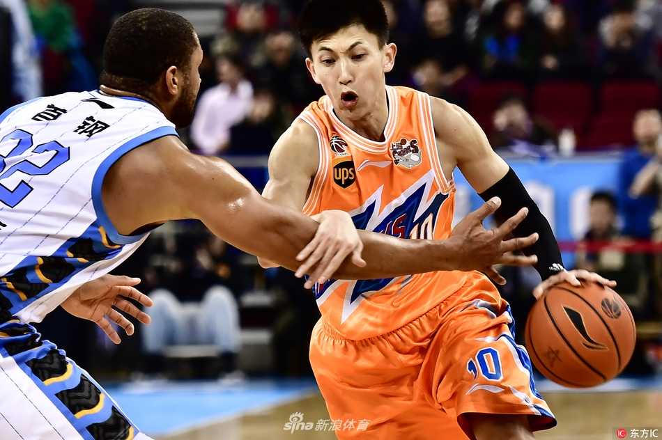 在昔日上海主场的聚光灯下，刘晓宇眼神坚毅，控球突破，标志性的速度与灵动曾是撕开对手防线的利器。