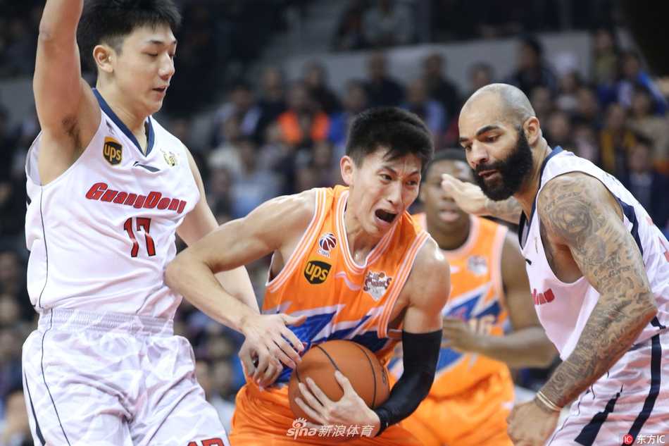 身穿蓝色训练服的刘晓宇在男篮蓝队集训中运球疾进，国家队的历练让他愈发沉稳，具备了顶级控卫的大局观。