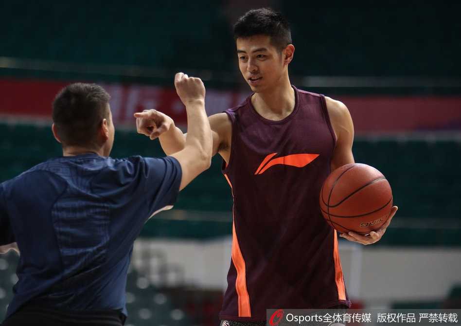 训练间歇，方硕与队友们围聚在场边聆听教练战术部署。他神情专注，额头上挂着细密的汗珠，尽管只是备战训练，但团队的每一处细节都透露出大战来临前的严肃与专注。