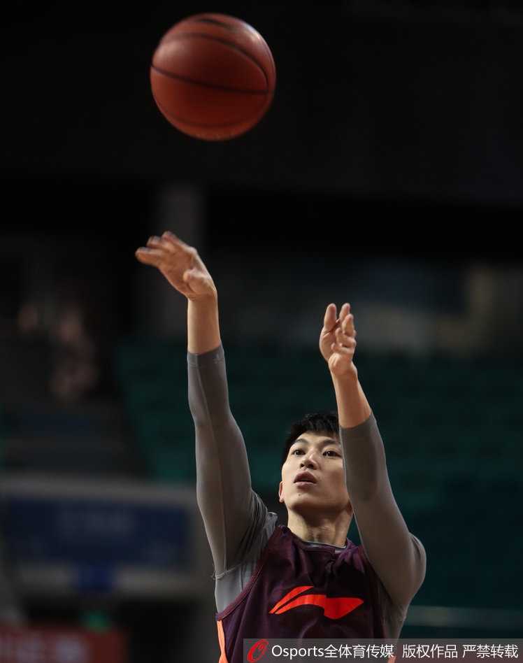 最后一图定格了方硕在训练后的瞬间，他目光坚毅地望向远方，身后是挥汗如雨的队友们。夕阳的余晖洒在训练馆地板上，仿佛预示着这位新生代领袖即将扛起球队走向更远的未来。