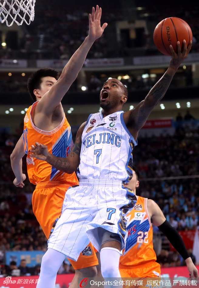 翟晓川带伤回归赛场，他在空中与上海队球员发生身体对抗后依然稳健地将球抛出，落地瞬间表情坚毅，展现了铁血战士的本色。