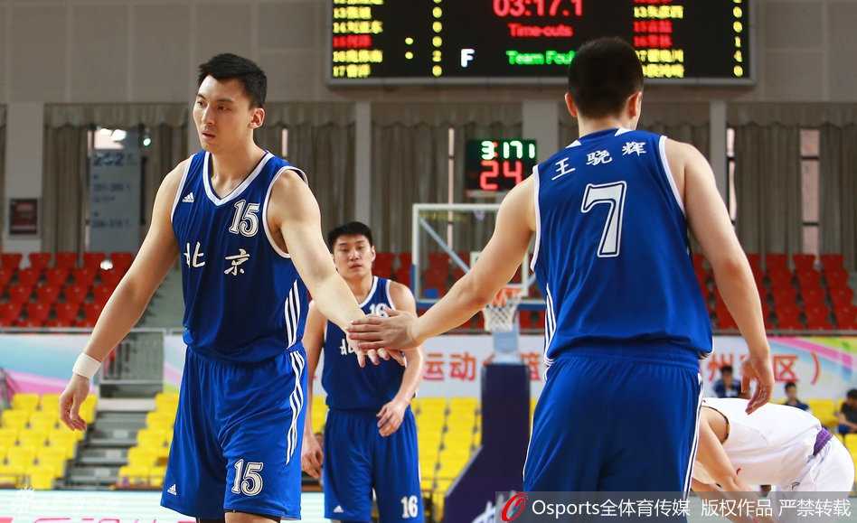 朱彦西利用节奏变化摆脱防守，面对篮筐轻盈挑篮，指尖感觉无比柔和