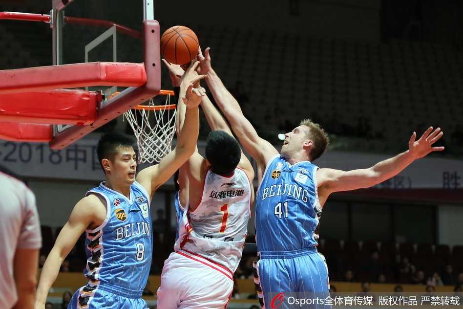 八一队核心后卫运球过半场，面对北京队的全场紧逼，他冷静地做出手势指挥队友跑位，眼神中透露着与年龄不相符的沉稳。