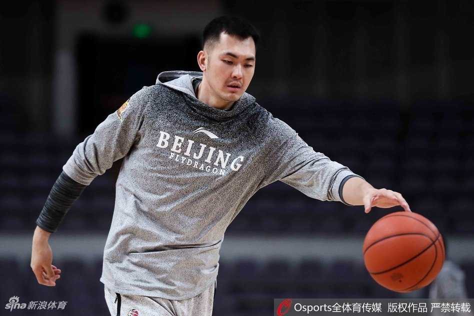 马布里在训练场上目光如炬，运球时坚定的神情仿佛在告诉对手，这座主场依旧由他掌控。