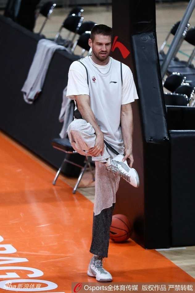 杨敬敏在外线张手命中，作为球队外线重要的火力点，他的稳定发挥将为内线拉开空间。