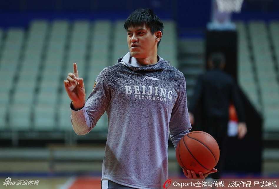 外援兰多夫内线强攻，如同猛虎下山，展示着球队内线强大的统治力。