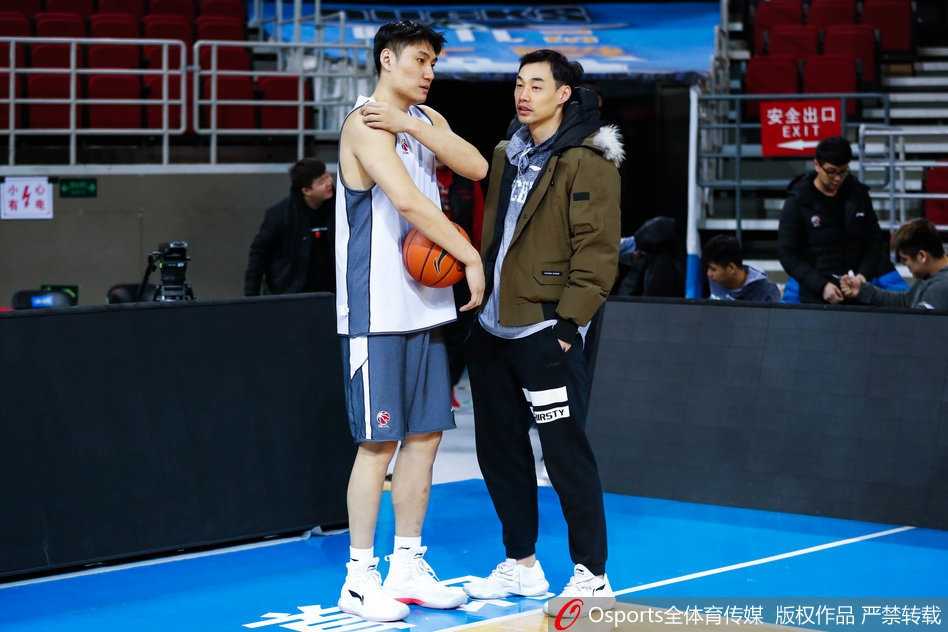 北京首钢男篮赛前备战，翟晓川在训练中神情专注，目光如炬