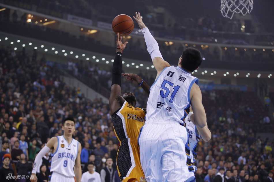 吉喆犹如神兵天降，用一记结结实实的大帽拒绝了富兰克林的跳投，首钢内线筑起铜墙铁壁