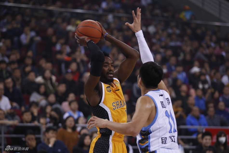 希姆斯陷入首钢的包围圈，他高举双臂寻找队友，犹如困兽犹斗，却依然难觅出球路线