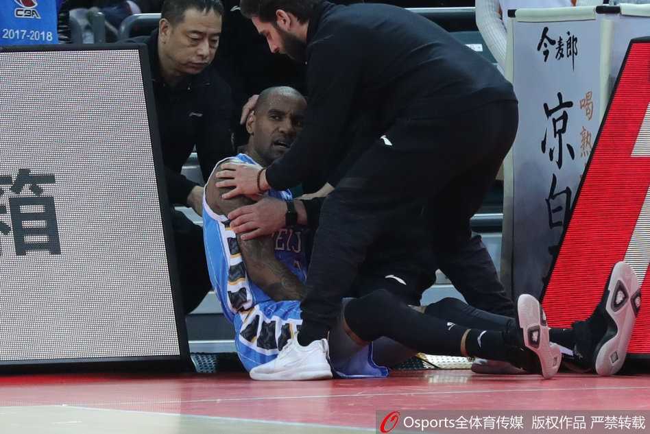 杰克逊受伤后，北京首钢替补席一片沉寂，球员们神情沮丧，主教练雅尼斯双手叉腰满脸无奈