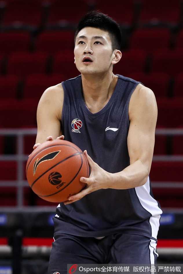 北京队训练场上，刘晓宇在罚球线附近跳起投篮，身体舒展如弓，篮球在空中划出优美弧线，队友翟晓川在一旁注视着球的轨迹，整个画面充满了动态的张力。