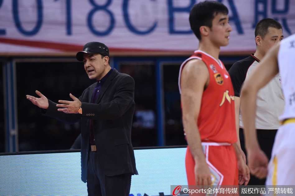 许钟豪在失去平衡的情况下依然顽强将球抛向篮筐，他身后是两名北控外援高高跃起封盖的巨掌，画面定格在奋不顾身的一刻。