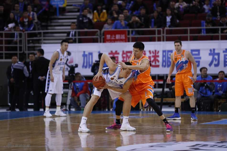 夜幕下的凯迪拉克中心外景，璀璨的灯光映照着“北京”字样，静待着一场京城篮球盛宴的拉开序幕。