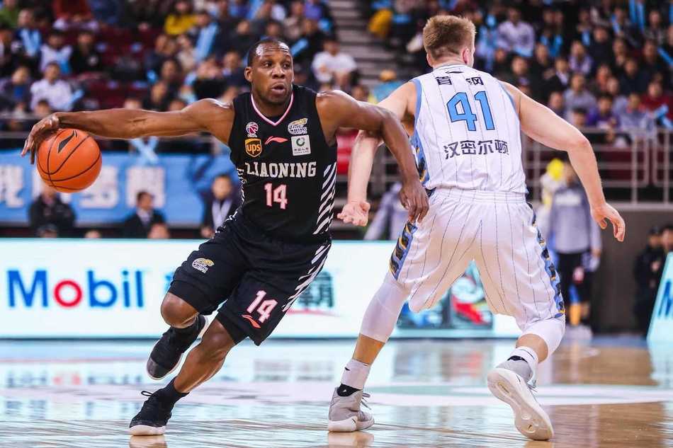 刘晓宇在外线冷静地运球组织，如同球场上的指挥官，他用一次次精准的传球撕开了对手引以为傲的防线缝隙。