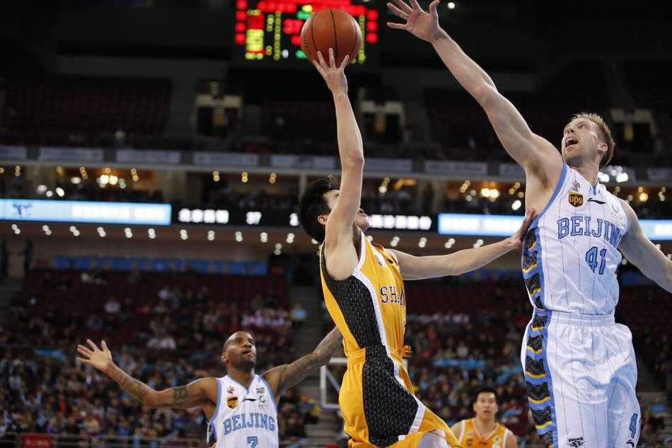 赛后，胜利的喜悦洋溢在每位北京队员脸上，他们围聚在中圈，击掌相庆，身后的球迷看台汇成一片蓝色的欢乐海洋。