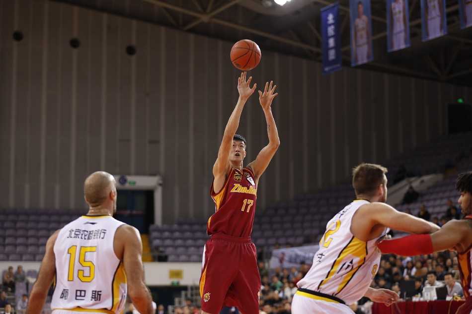 浙江队核心吴前面对防守，手起刀落命中关键三分，出手后他的手指依然指向天空，眼中满是属于年轻领袖的自信与锋芒。