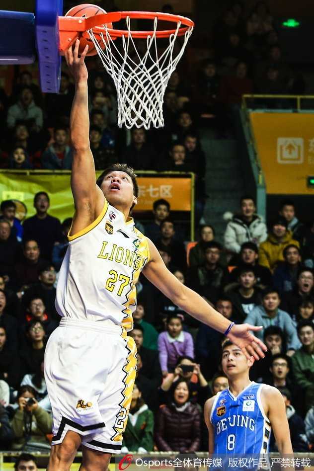 广厦核心胡金秋面对北京队的双人包夹，依然奋力跃起，虽然此役受限，但他的未来依然星光璀璨。