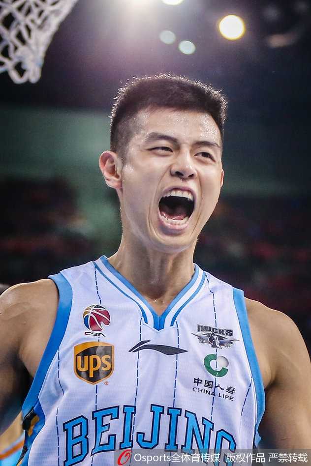 北京神射朱彦西跳起出手三分，篮球在空中划出完美弧线，他的手型在聚光灯下显得无比自信。