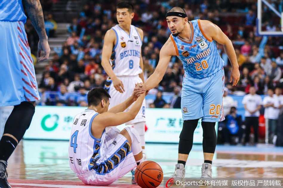 北京队刘晓宇面对李根的贴身紧防，利用节奏变化强行突破，两人的肌肉线条在对抗中清晰可见。