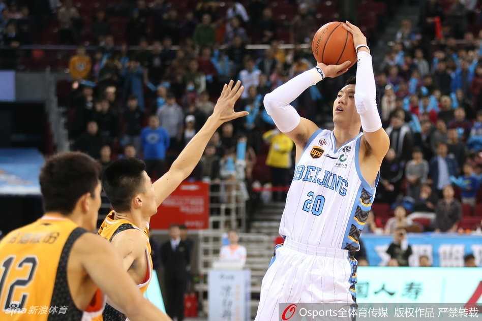 汉密尔顿迎着防守球员，长臂高擎单手将球摁进篮筐，篮架下的摄影机记录下了这记势大力沉的双手暴扣瞬间。