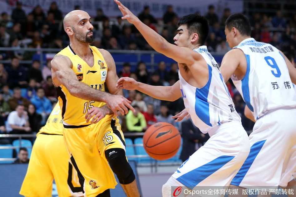 北控队魂马布里在快攻中犹如猎豹般敏捷，他巧妙摆脱防守后轻松上空篮得手，这一刻仿佛时光倒流，让人们看到了那个曾经CBA的王者身影。