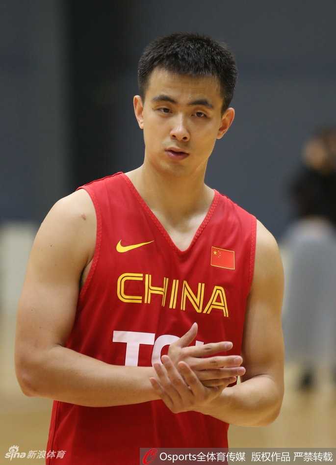 面对众多记者伸来的话筒，赵继伟的眼神清澈而坚定，他用手比划着，正在阐述着这支年轻队伍的凝聚力，而身旁的邹雨宸则侧耳倾听，仿佛在队友的话语中汲取着力量。