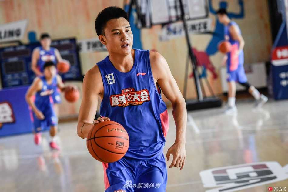 比赛结束后，身穿不同颜色对抗服的球员们聚拢在中圈，互相击掌致意。尽管刚才还是对手，但此刻他们眼中只有对彼此的惺惺相惜和对未来职业道路的憧憬。