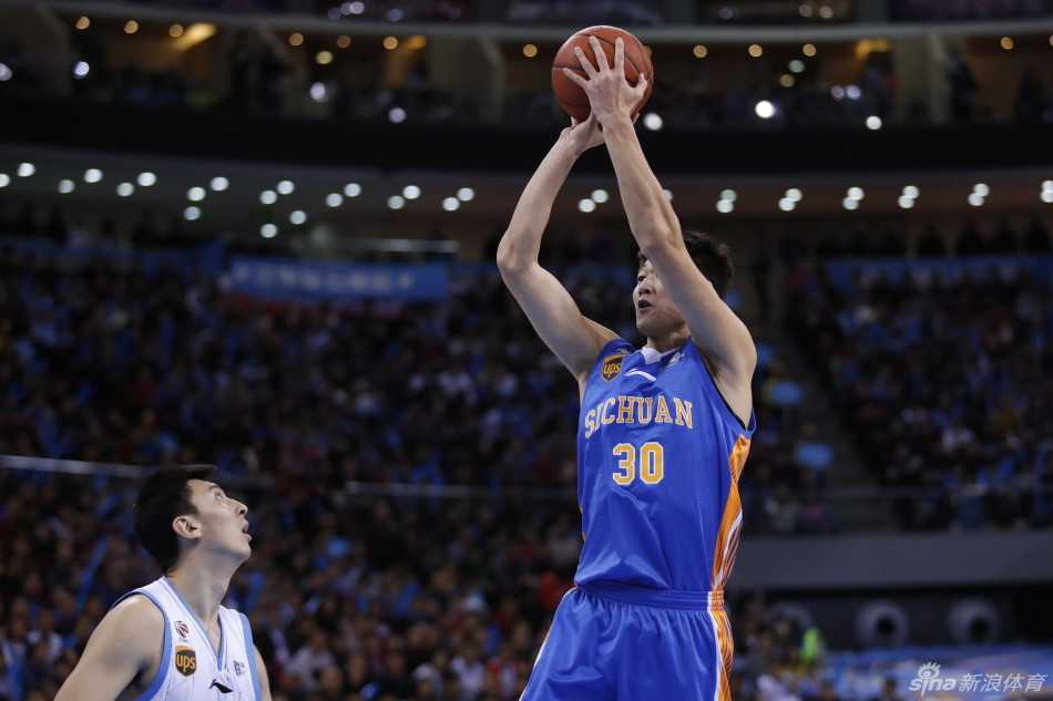 闵鹿蕾指导在场边神情焦急地大声呼喊，肢体语言极为丰富，试图通过手势让场上的队员迅速落位，执行既定的战术配合。