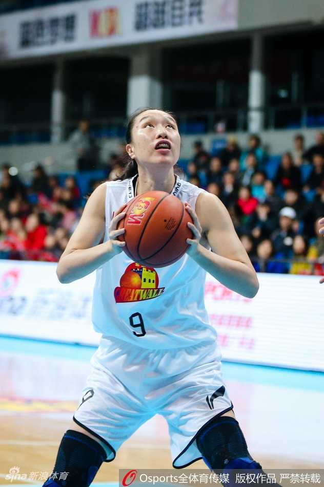 四川女篮核心球员赵雪同面对北京队两人的高压包夹，依然冷静地寻找出球路线，试图为球队打破得分僵局。