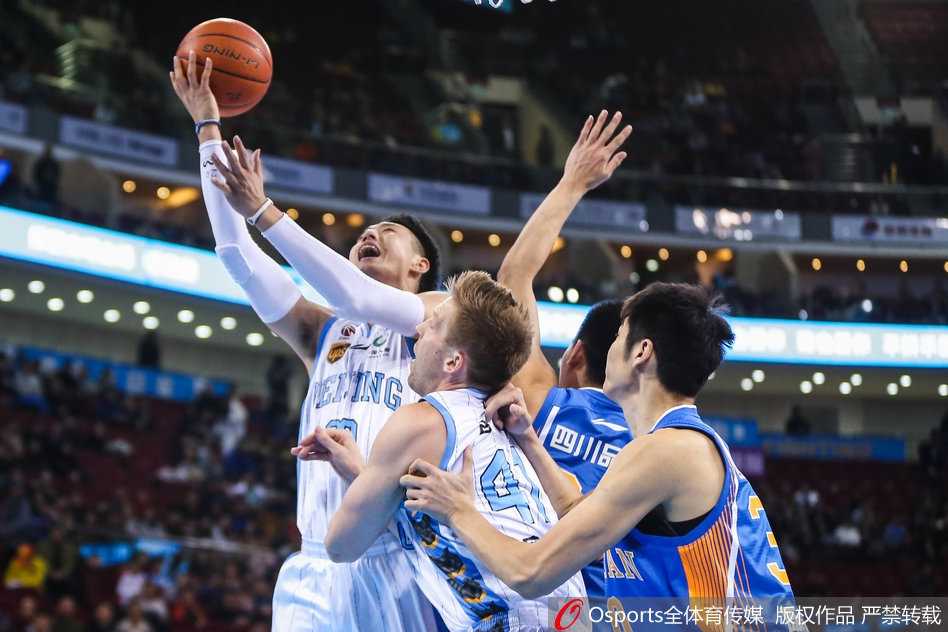 北京队球员王骁辉命中关键三分球后，握拳怒吼，队友们纷纷上前与他击掌庆祝，这一刻团队的激情与信任尽显无遗。