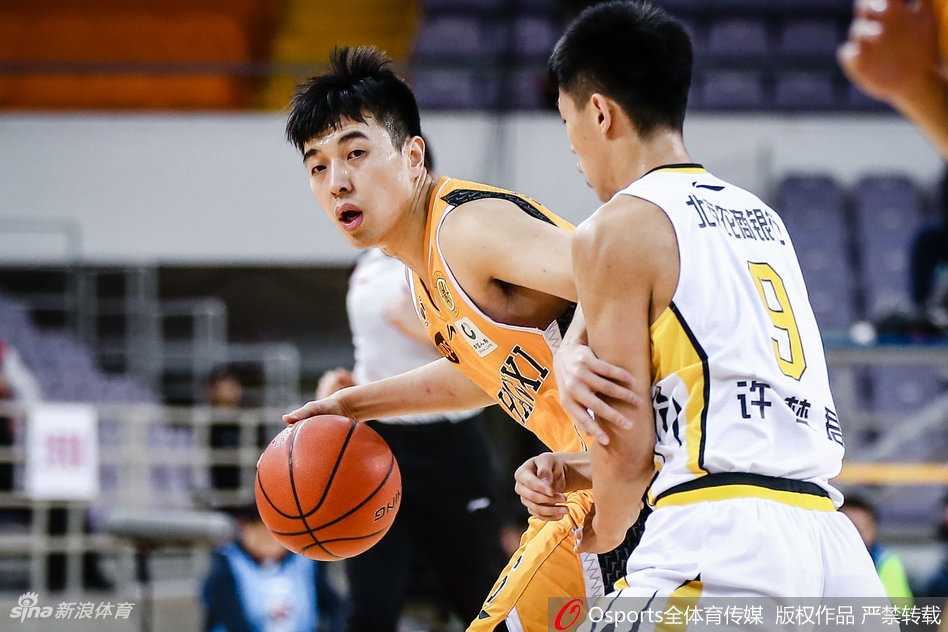 北控队孟子凯在命中一记三分球后，握拳怒吼，队友冲过来与他激情撞胸庆祝