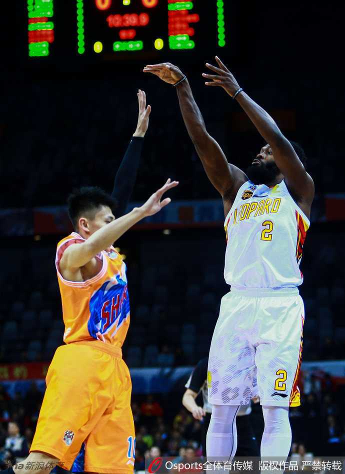 刘晓宇面对两人包夹毫不畏惧，他灵巧转身闪过防守，上篮瞬间手腕轻挑，篮球打板入筐