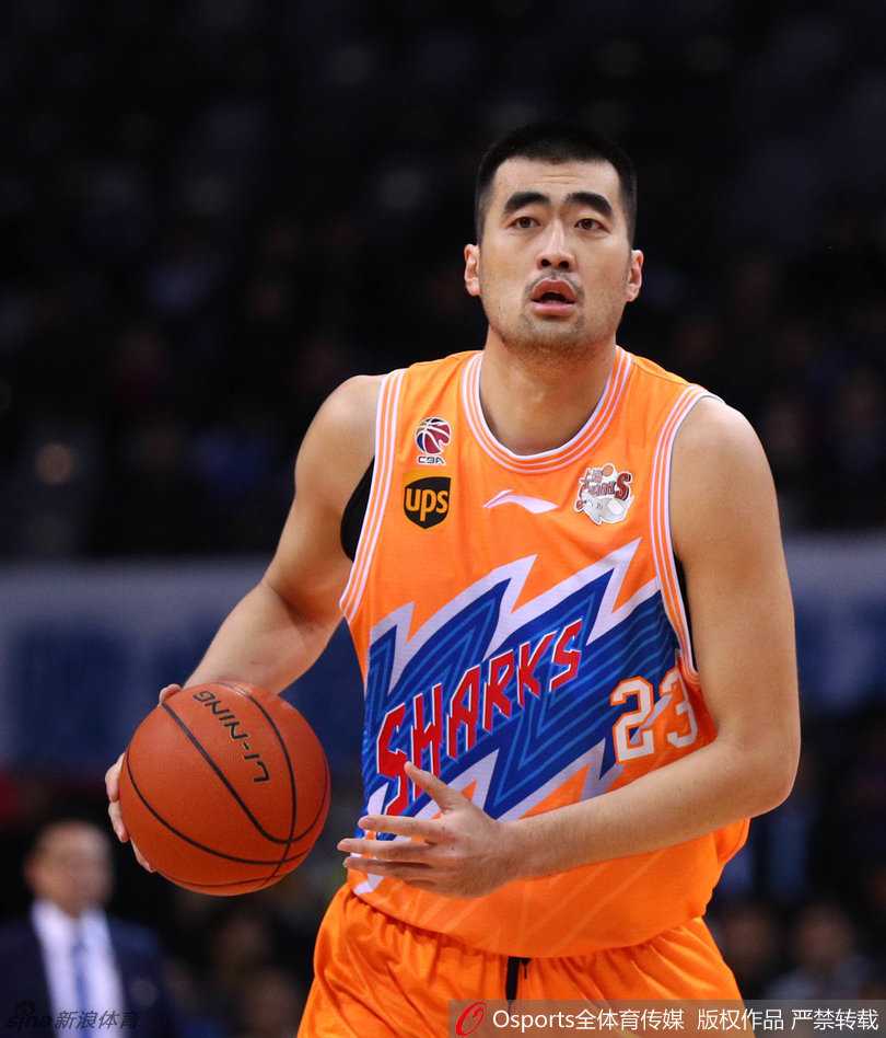 激烈的篮下争夺后，球员情绪激动，几名队员围住裁判激烈沟通，试图阐述自己的观点，场上一度充满紧张气氛