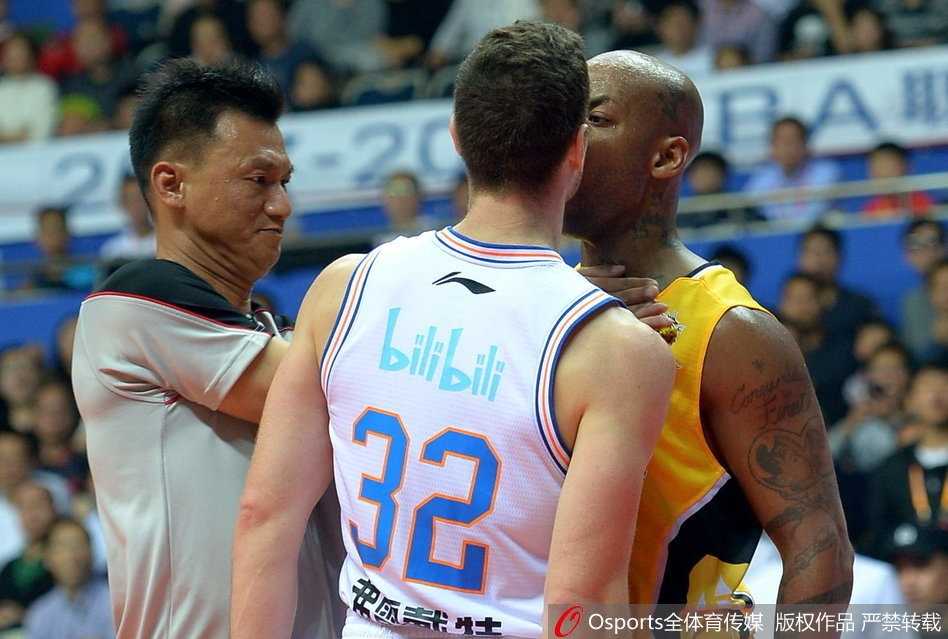 裁判横亘其间，马布里和弗雷戴特依然怒目而视，双方队友匆忙赶来拉架