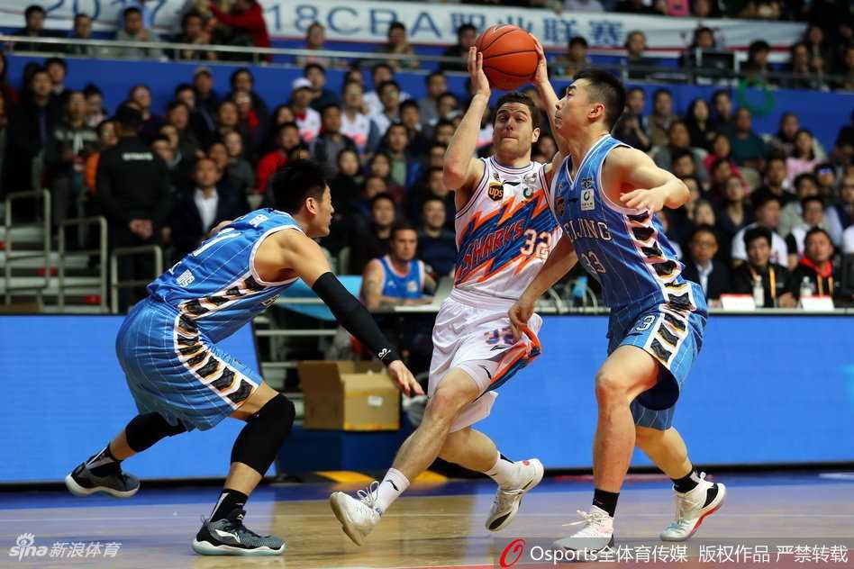 京沪生死战:王骁辉绝命三分刺穿上海,北京男篮逆境扳回一城 汉密尔顿在禁区高高跃起,指尖轻巧一拨,篮球听话地改变轨迹坠入网窝,身后的防守者只能仰望。